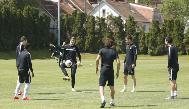 Фудбалери Партизана одрадили први тренинг после месец и по дана: Прилагођавање на нова правила (ВИДЕО)